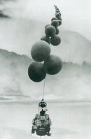 La capsule tirée par des ballons pour le vol historique de 1959